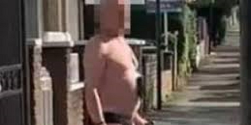 Il-se-fait-arreter-en-slip-machette-a-la-main