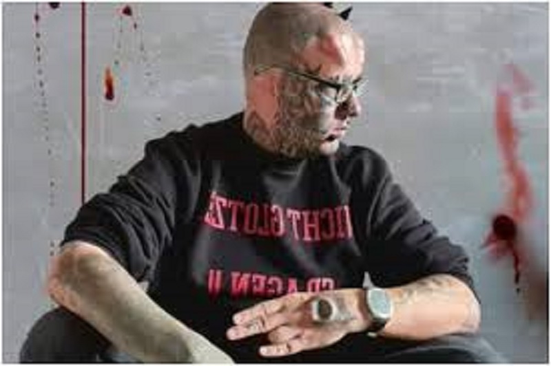 Il-se-fait-couper-les-oreilles-pour-avoir-un-look-plus-original