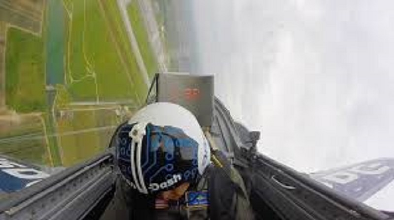 Il-sevanouit-en-pleine-acrobatie-aerienne