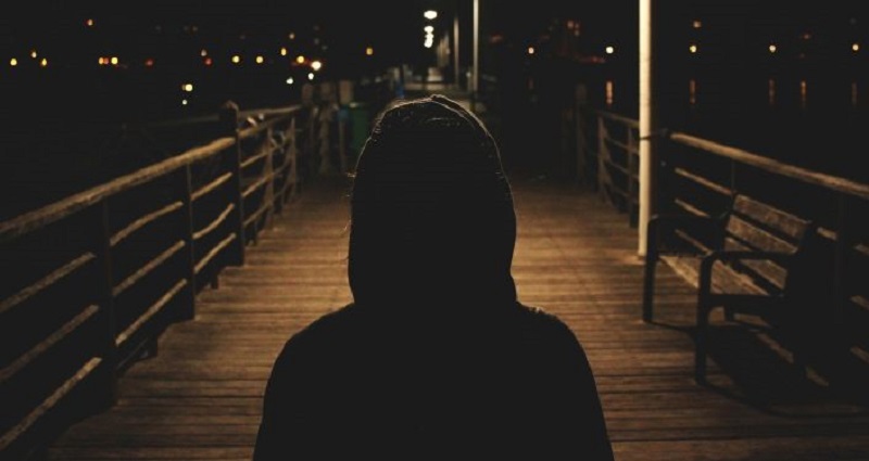 Il-sintroduit-en-pleine-nuit-chez-une-policiere-et-lagresse-sexuellement