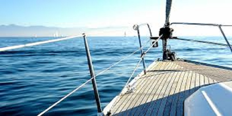 Il-tente-de-sauver-son-luxueux-bateau-en-train-de-couler-et-perd-deux-SUV-en-plus-video