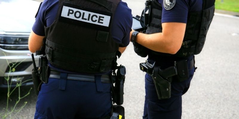 Il-tente-detrangler-un-policier-venu-le-controler