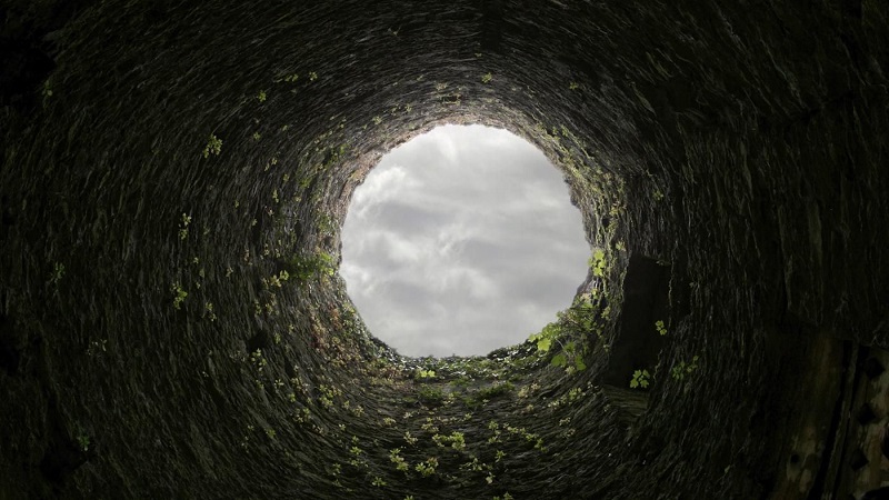 Il-tombe-dans-un-puits-son-ventre-le-sauve-Photo