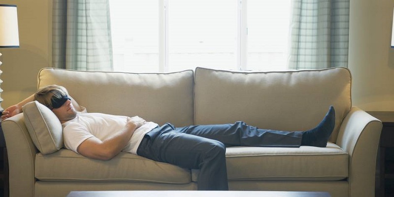 Ils-decouvrent-chez-eux-un-cambrioleur-endormi-sur-le-canape