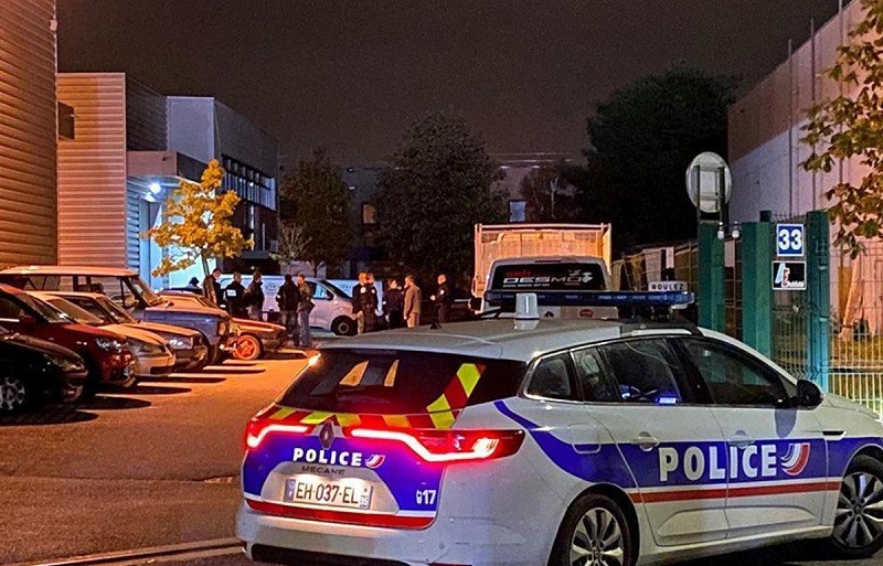 Ils-massacrent-des-policiers-volent-leurs-armes-et-ouvrent-le-feu