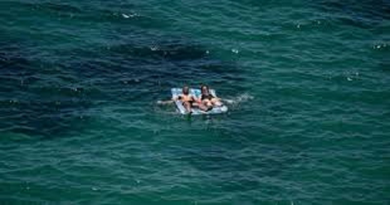 Ils-sendorment-sur-un-matelas-et-se-reveillent-au-large