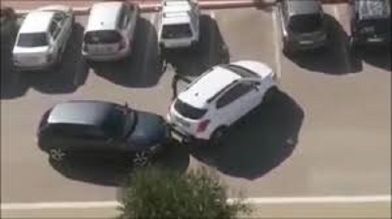 Ils-utilisent-une-technique-assez-etrange-pour-voler-une-voiture