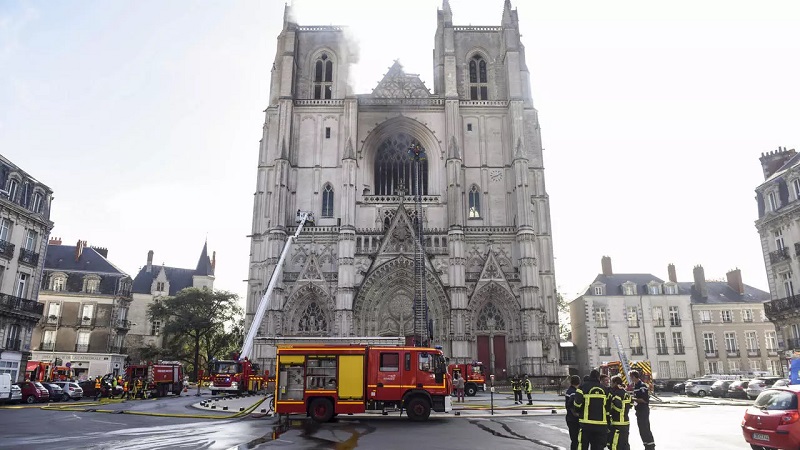 Incendie-dans-la-cathedrale-de-Nantes-un-homme-en-garde-a-vue