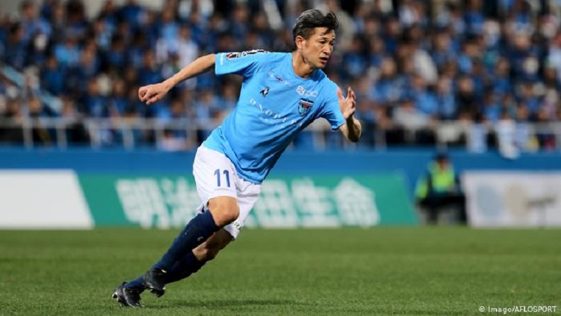 Incroyable-a-52-ans-il-prolonge-sa-carriere-de-footballeur