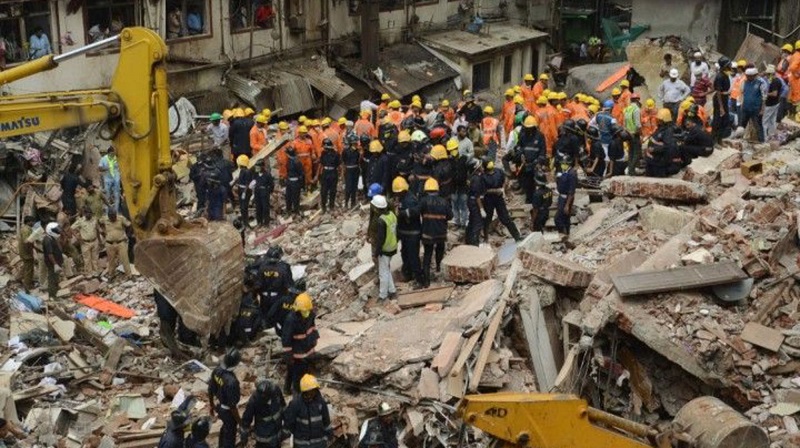 Inde-au-moins-90-personnes-seraient-prisonnieres-des-decombres-dun-immeuble-effondre-videos