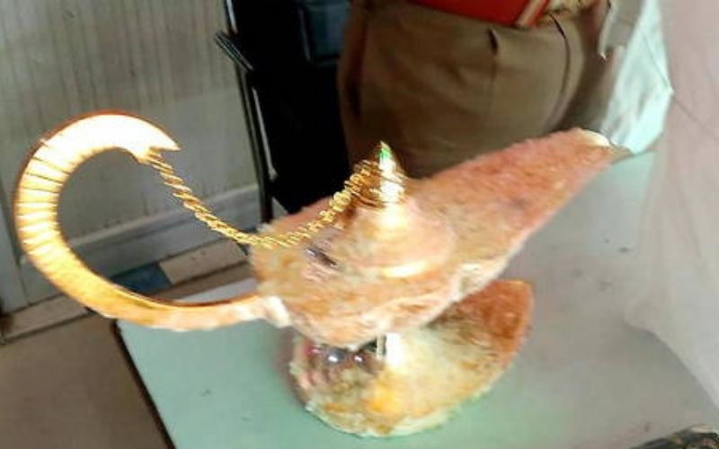 Inde-des-escrocs-ont-tente-de-vendre-la-lampe-dAladdin