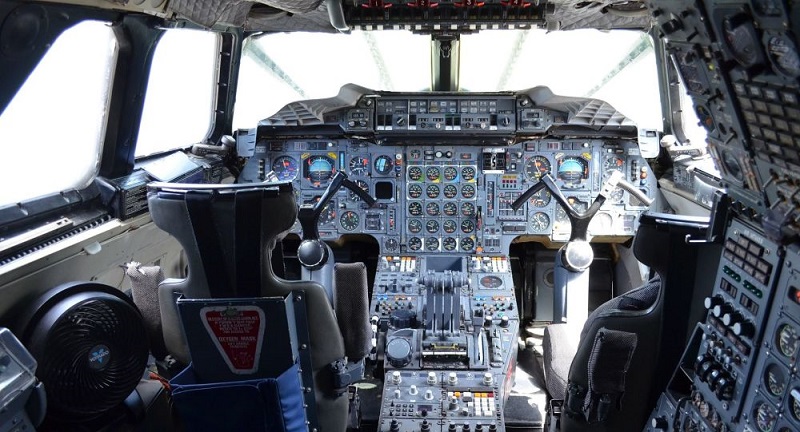 Inde-des-passagers-en-colere-tentent-de-defoncer-la-porte-du-cockpit-a-cause-du-retard-de-leur-vol-video