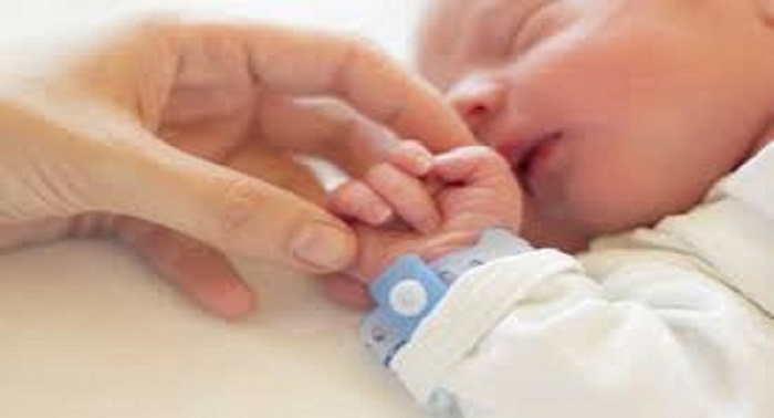 Inde-un-couple-nomme-son-bebe-confinement