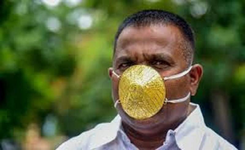 Inde-un-homme-daffaires-porte-un-masque-en-or-pour-se-proteger-du-coronavirus