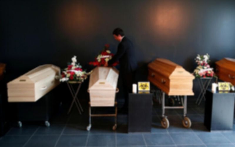 Indonesie-le-cercueil-cette-methode-bizarre-pour-sensibiliser-contre-le-Coronavirus