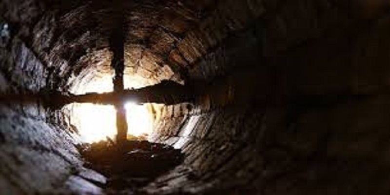 Indonesie-une-famille-entiere-tombe-dans-un-puits-en-prenant-un-selfie-video