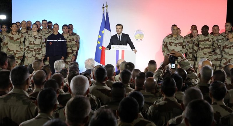 InsoliteUn-militaire-francais-tombe-evanouie-apres-le-discours-de-Macron-au-Tchad-video