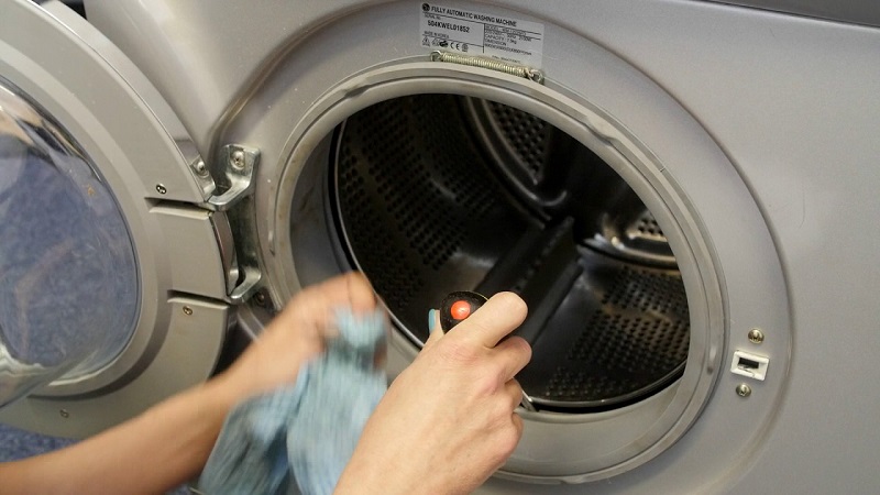 Ivre-une-femme-se-retrouve-coincee-dans-son-seche-linge-video