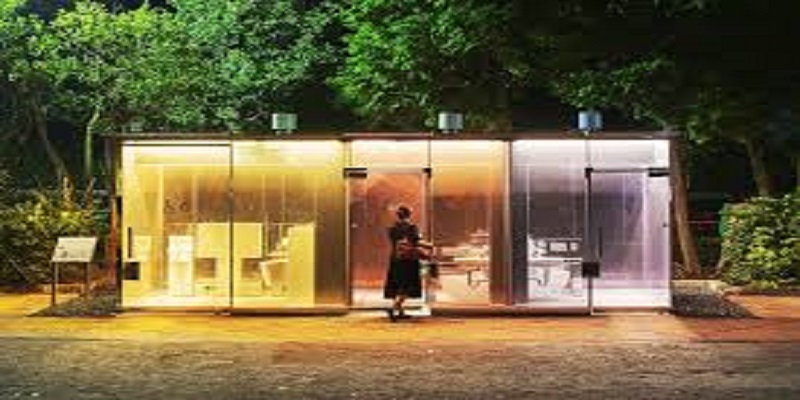 Japon-de-droles-de-toilettes-aux-parois-transparentes-installees-a-Tokyo