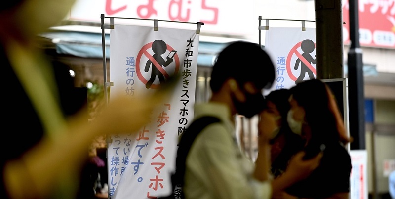 Japon-interdiction-de-lutilisation-dun-smartphone-en-marchant