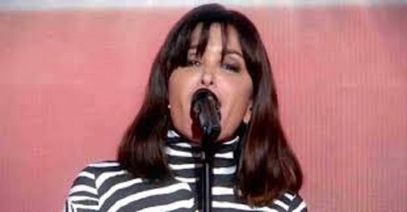 Joe-Biden-President-Jenifer-chante-lhymne-americain-et-ca-vaut-le-detour