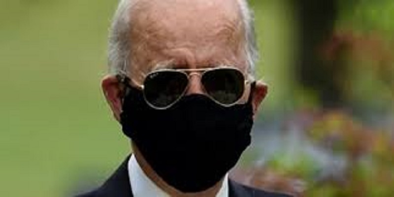 Joe-Biden-estime-que-Trump-est-un-parfait-cretin-pour-setre-moque-de-son-masque