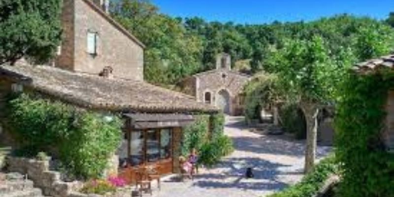 Johnny Depp l'acteur met en vente un village dans le sud de l'hexagone
