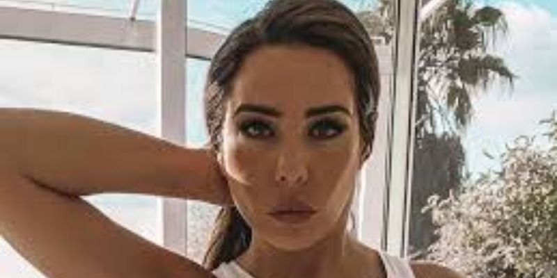 Kim-Glow-nie-avoir-perdu-un-contrat-apres-son-derapage-elle-attaque-en-justice