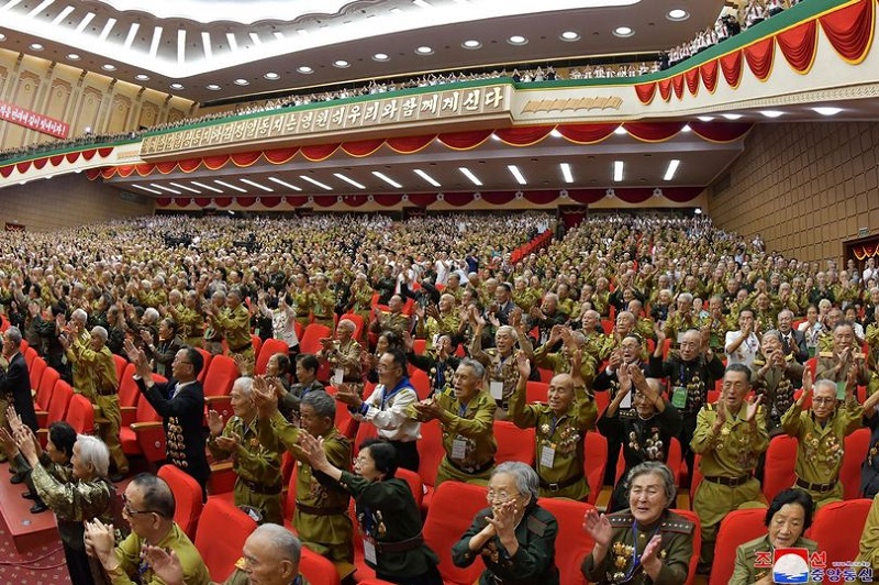Kim-Jong-un-cette-photo-de-ses-celebrations-qui-choque-le-monde
