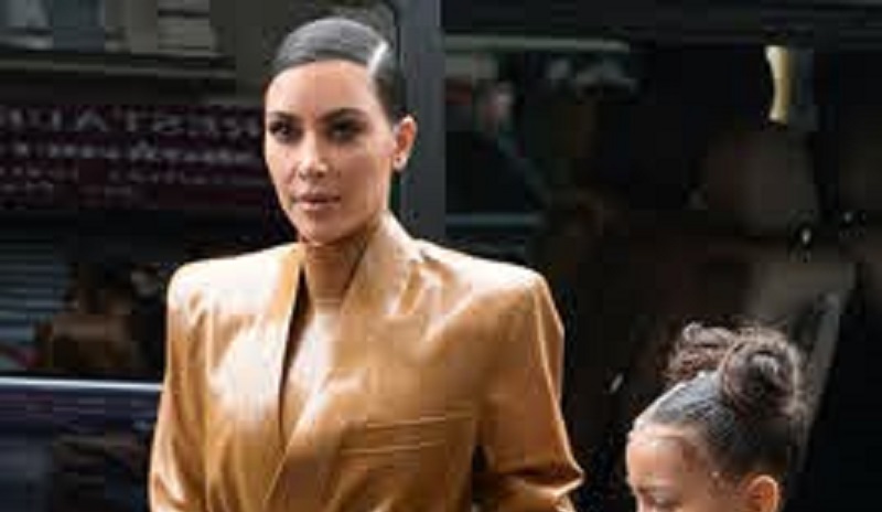 Kim-Kardashian-resume-lannee-2020-en-une-photo-et-fait-rire-les-internautes