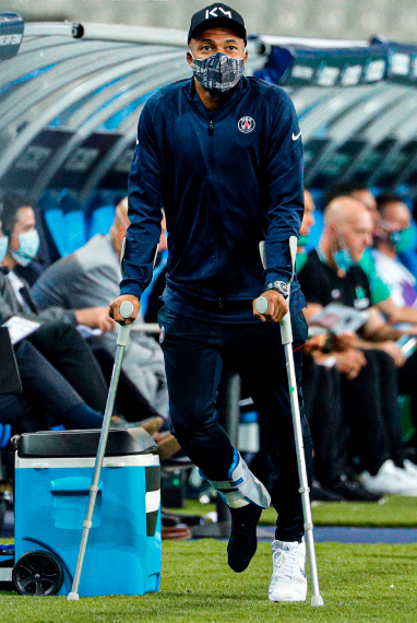Kylian-Mbappe-revenant-sur-le-banc-en-marchant-a-laide-des-bequilles
