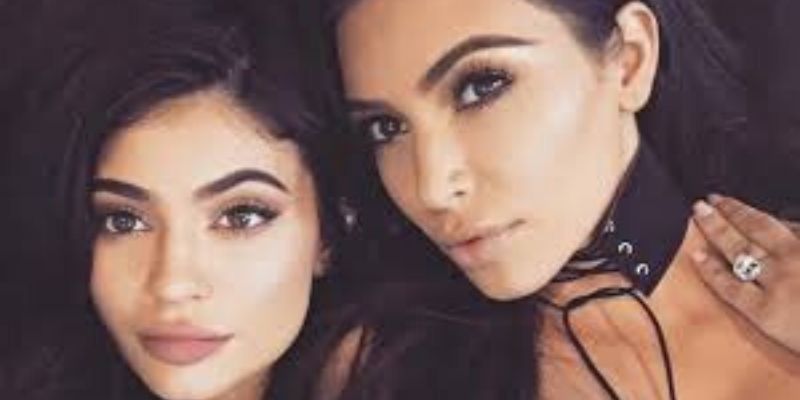 Kylie-Jenner-Kim-Kardashian-ce-cliche-sexy-des-deux-soeurs-fait-monter-la-temperature