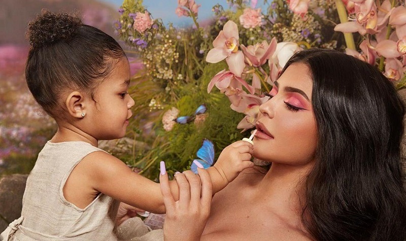 Kylie Jenner : sa fille Stormi aperçue avec un sac de plus de 650 000 FCFA (photos)