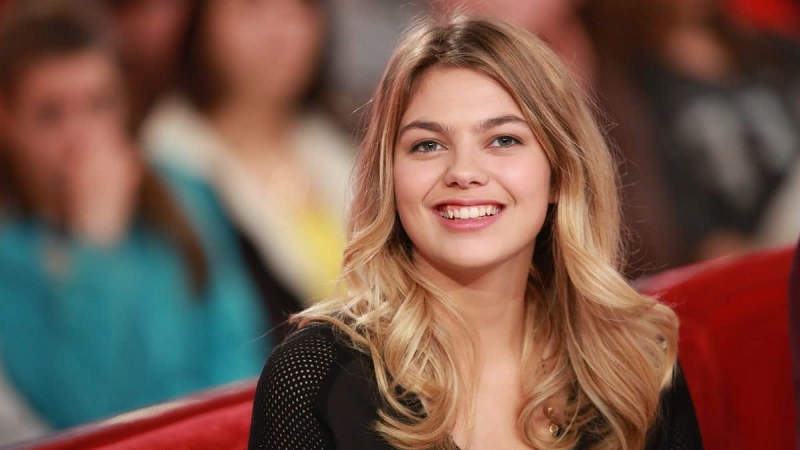 La-chanteuse-Louane-se-confie-sur-sa-vie-de-jeune-maman