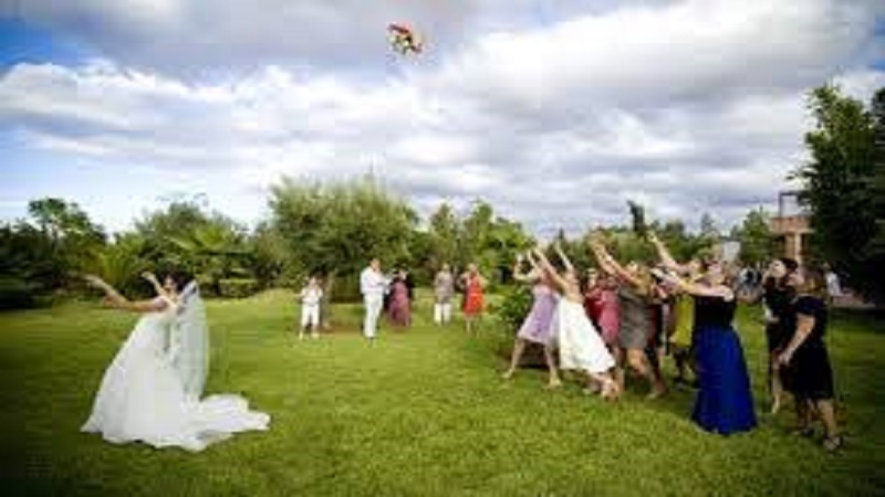 La-mariee-lance-le-bouquet-une-amie-lattrape-mais-son-petit-ami-senfuit-a-toute-vitesse-video