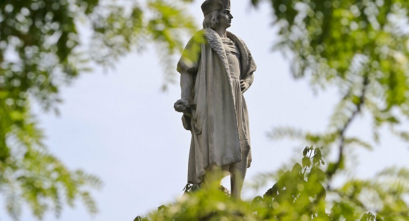 La-statue-de-Christophe-Colomb-detruite-a-Baltimore-le-jour-de-lIndependance-americaine-video