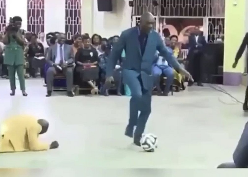 La-video-dun-pasteur-en-pleine-delivrance-a-partir-de-dribbles-de-football-indigne-la-toile