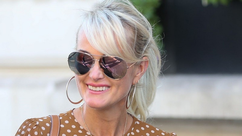 Laeticia-Hallyday-ose-un-look-flashy-totalement-decale-photo