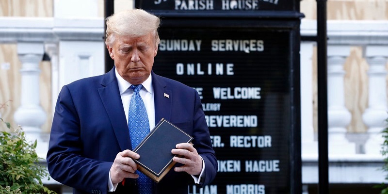 Lapparition-de-Donald-Trump-et-sa-Bible-devant-une-eglise-passe-mal
