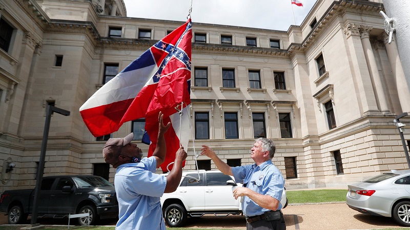 Le-Mississippi-change-son-drapeau-qui-arborait-un-signe-confedere