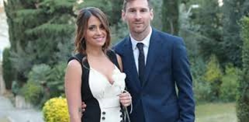 Le-baiser-langoureux-de-Messi-et-sa-femme-cree-la-sensation
