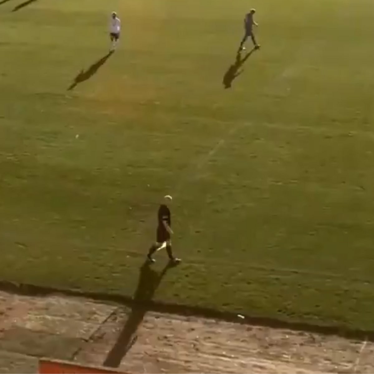 Le-crane-de-larbitre-de-touche-confondu-avec-un-ballon-1