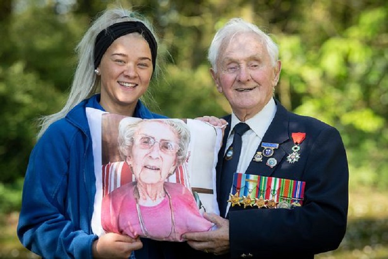 Le-geste-adorable-dune-aide-soignante-a-un-veuf-video