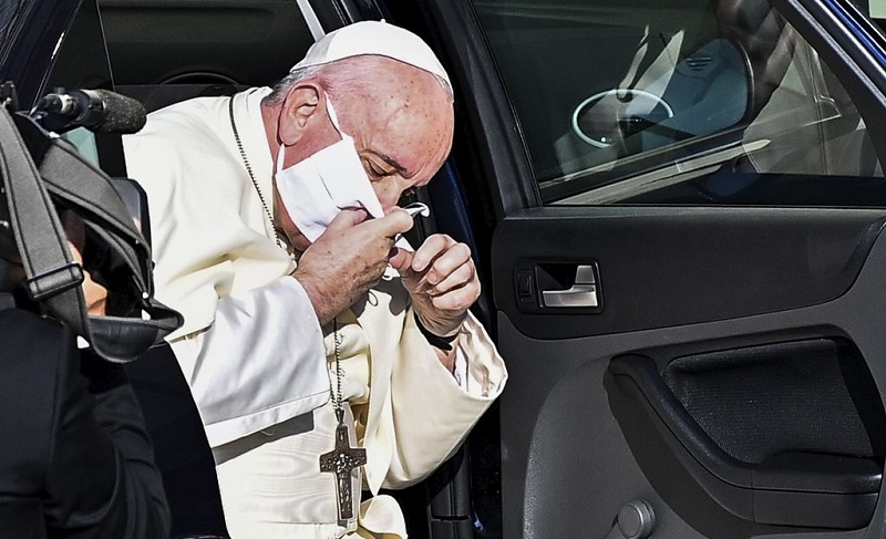 Le-pape-Francois-porte-un-masque-pour-la-premiere-fois-lors-dune-apparition-publique