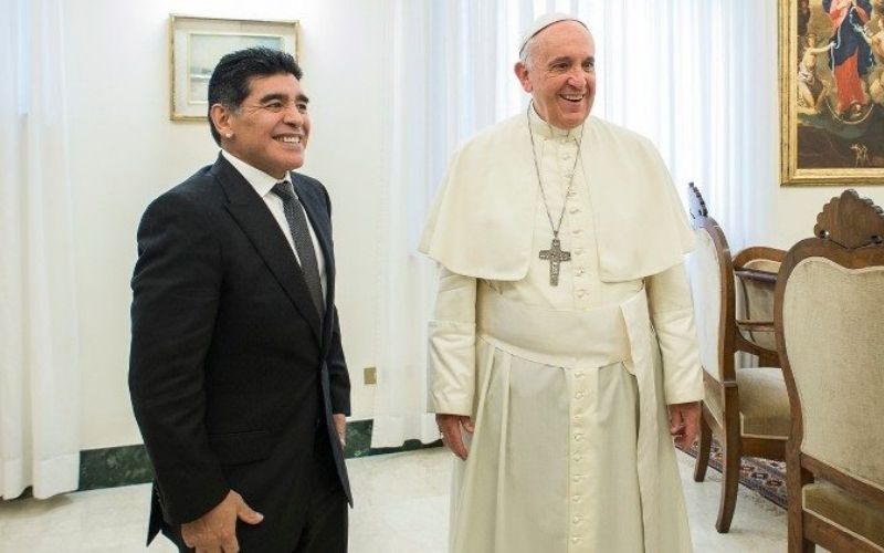 Le-pape-Francois-rend-hommage-a-Diego-Maradona