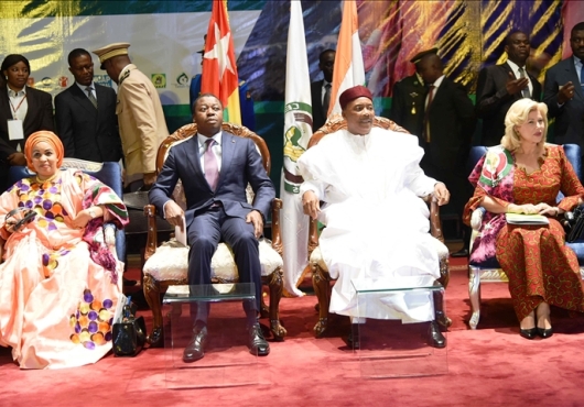 Le-president-Faure-Gnassingbe-aux-petits-soins-pour-les-femmes-et-enfants-de-la-CEDEAO