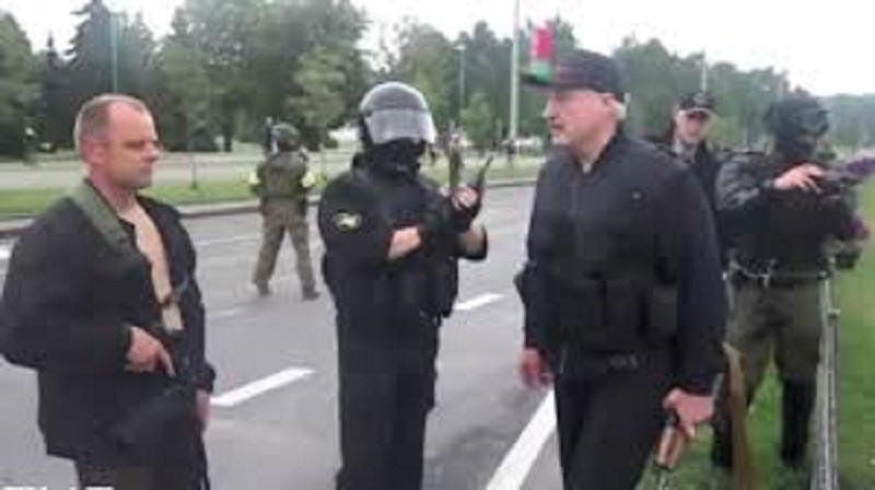 Le-president-bielorusse-debarque-avec-un-kalachnikov-a-la-main