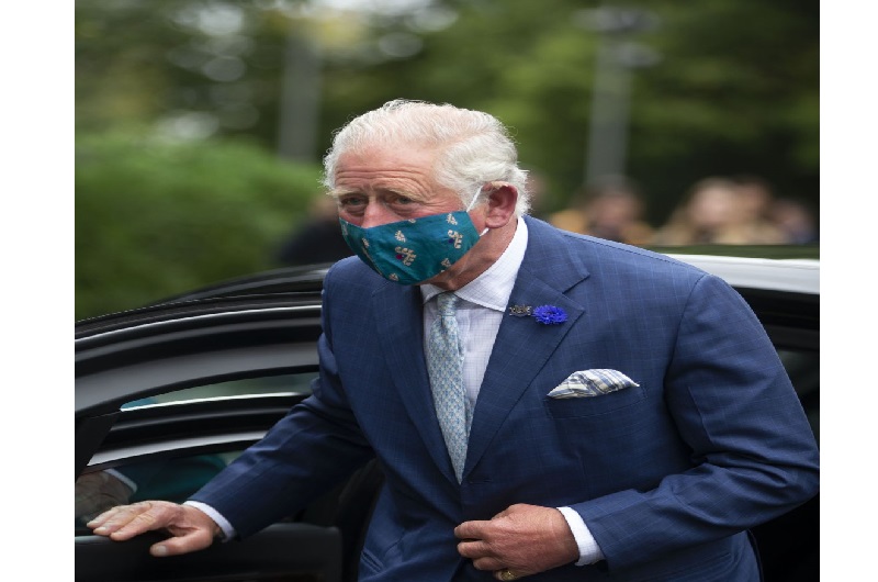 Le-prince-Charles-photographie-pour-la-1ere-fois-avec-un-masque-et-pas-nimporte-lequel