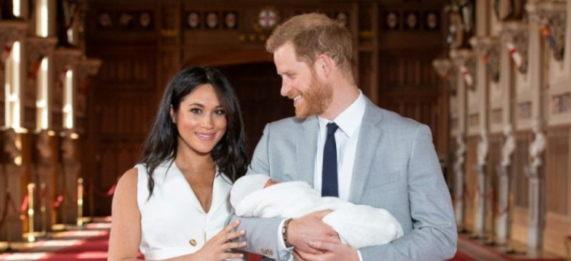 Le-prince-Harry-et-son-epouse-Meghan-presentent-leur-fils-au-public