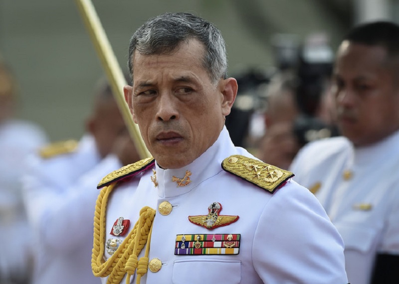 Le-roi-de-Thai­lande-se-confine-avec-un-harem-de-20-femmes-dans-un-hotel-de-luxe